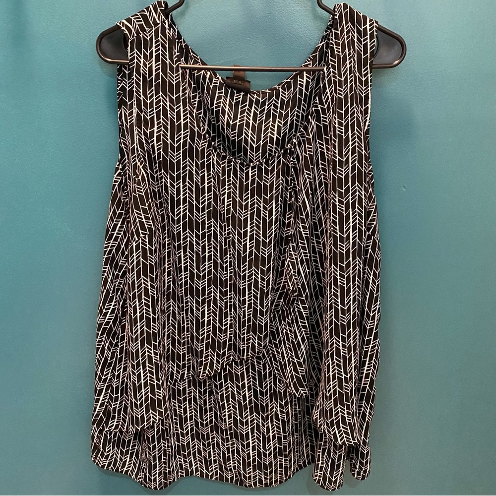 Slimming Sleeveless Waterfall Blouse Black and White Size 20W Worthington Shell